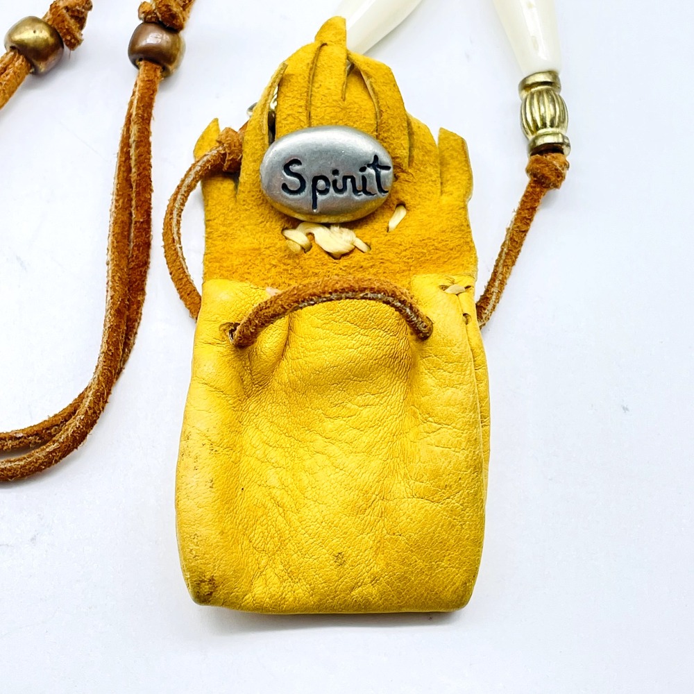 Vintage Yellow Suede Coin Purse Pendant Necklace White Beads Boho Unsigned Charm - Picture 7 of 7